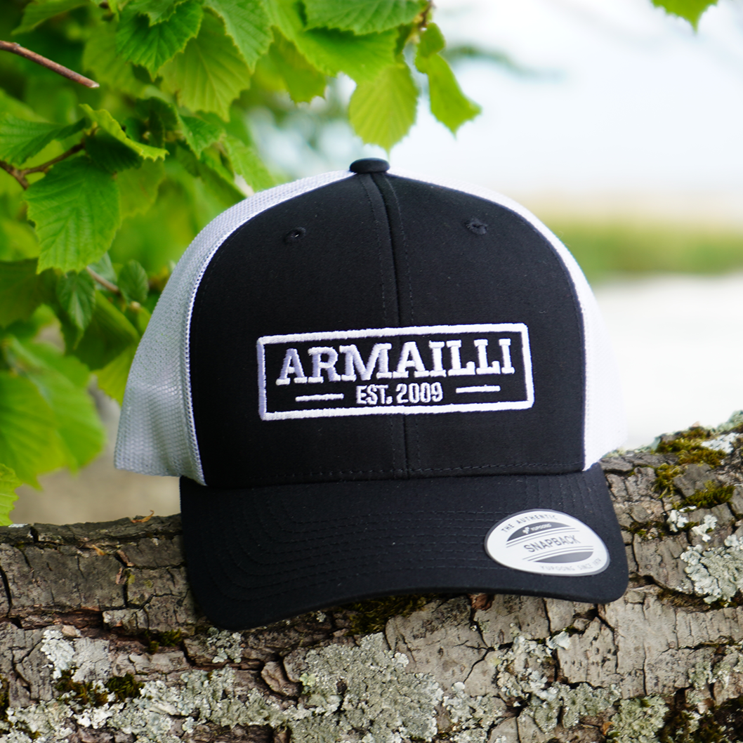 ARMAILLI TRUCKER CAP SCHWARZ/WEISS